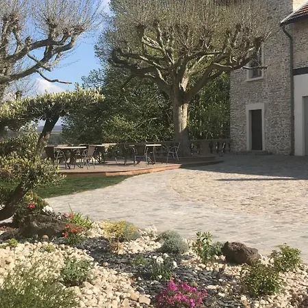 Castel Serein Couette-café Maubec (Isere)